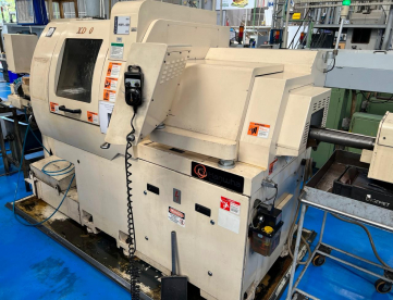 TORNO CNC AUTOMÁTICO DE CABEÇOTE MÓVEL   HANWHA   XD20H   ANO 2008 - COM ALIMENTADOR DE BARRAS