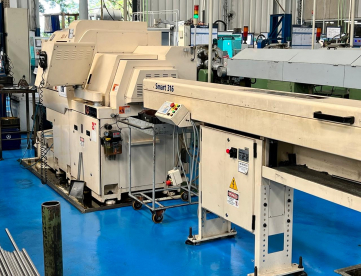 Foto: TORNO CNC AUTOMÁTICO DE CABEÇOTE MÓVEL   HANWHA   XD20H   ANO 2008 - COM ALIMENTADOR DE BARRAS