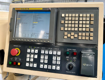 Foto: TORNO CNC AUTOMÁTICO DE CABEÇOTE MÓVEL   HANWHA   XD20H   ANO 2008 - COM ALIMENTADOR DE BARRAS
