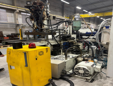 Foto: INJETORA DE PLASTICOS VERTICAL TKC600DM  120 TONELADAS -MESA DUPLA DESLIZANTE ANO 2007