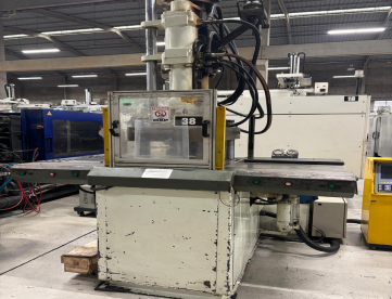 INJETORA DE PLASTICOS VERTICAL TKC600DM  120 TONELADAS -MESA DUPLA DESLIZANTE ANO 2007