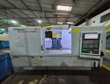 CENTRO DE USINAGEM VERTICAL - ROMI - DISCOVERY 560 - RPM 10.000- COMANDO FANUC - ANO 2007