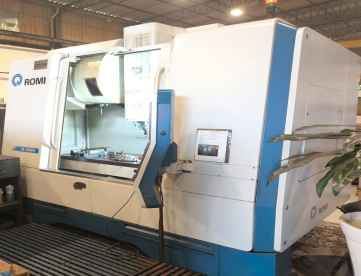 CENTRO DE USINAGEM VERTICAL - ROMI - D1000 - ANO 2018 - COMANDO FANUC - 1000 x 610 x 640 MM