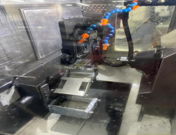 Foto: TORNO CNC AUTOMÁTICO DE CABEÇOTE MÓVEL - GILDEMEISTER - SPEED 12.5 LINEAR - COM ALIMENTADOR DE BARRAS - ANO 2006