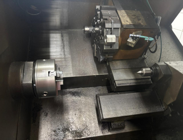 Foto: CENTRO DE TORNEAMENTO - TRAUB -TND-160 - MÁQUINA TRABALHANDO - ANO 1992