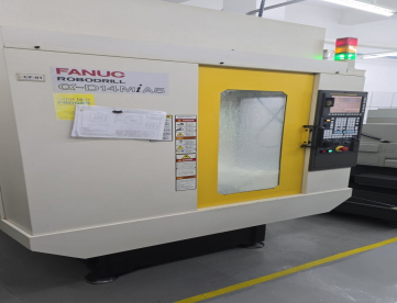 CENTRO DE USINAGEM VERTICAL - FANUC ROBODRILL - 500 x 400 x 330 - D14MiA5 - COM 4º EIXO FANUC DDR - ANO 2013