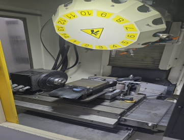 Foto: CENTRO DE USINAGEM VERTICAL - FANUC ROBODRILL - 500 x 400 x 330 - D14MiA5 - COM 4º EIXO FANUC DDR - ANO 2013