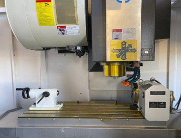 Foto: CENTRO DE USINAGEM VERTICAL - OKADA - NOVO - COM 4º EIXO - 800 x 500 x 500 MM - COMANDO FANUC