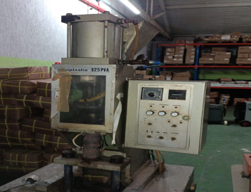 Foto: INJETORA DE PLÁSTICOS VERTICAL - MINIPLASTIC - S25PVA (02 UNIDADES)