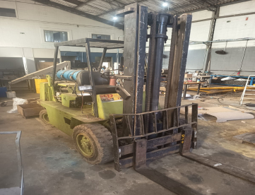 EMPILHADEIRA A GÁS - CLARK - MODELO C300HY 50 - CARGA 2500 KG - ALTURA 3910 MTS