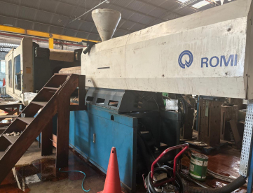 Foto: INJETORA DE PLÁSTICOS - ROMI - PRIMAX 1100 TONELADAS - ANO 1996