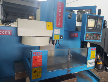 Foto: CENTRO DE USINAGEM VERTICAL VEKER - MODELO MVK-760 - ANO 2010