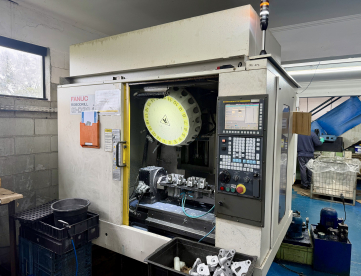 CENTRO DE USINAGEM VERTICAL - FANUC - ROBODRILL - ALFA D21 LiA5 - ANO 2015 - 24.000 RPM - COM COLUNA ESTENDIDA E 4º EIXO DDR
