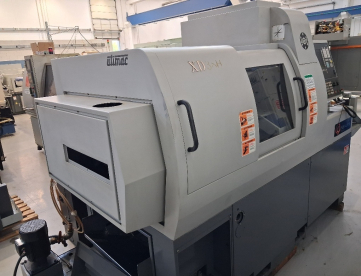 TORNO CNC AUTOMÁTICO DE CABEÇOTE MÓVEL - HANWHA - XD38H COM ALIMENTADOR DE BARRAS - ANO 2010