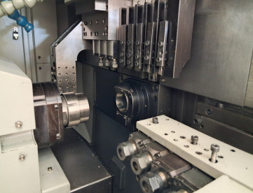 Foto: TORNO CNC AUTOMÁTICO DE CABEÇOTE MÓVEL - HANWHA - XD38H COM ALIMENTADOR DE BARRAS - ANO 2010