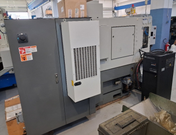 Foto: TORNO CNC AUTOMÁTICO DE CABEÇOTE MÓVEL - HANWHA - XD38H COM ALIMENTADOR DE BARRAS - ANO 2010