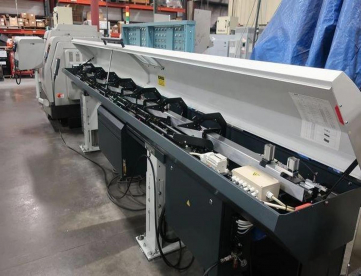 Foto: TORNO CNC AUTOMÁTICO DE CABEÇOTE MÓVEL - HANWHA - STL32H/J 12 EIXOS - COM ALIMENTADOR DE BARRAS - ANO 2013