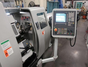 TORNO CNC AUTOMÁTICO DE CABEÇOTE MÓVEL - HANWHA - STL32H/J 12 EIXOS - COM ALIMENTADOR DE BARRAS - ANO 2013