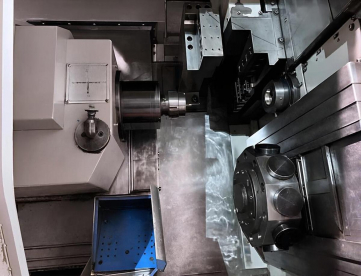Foto: TORNO CNC AUTOMÁTICO DE CABEÇOTE MÓVEL - HANWHA - STL32H/J- COM ALIMENTADOR DE BARRAS - COM 12 EIXOS - ANO 2012