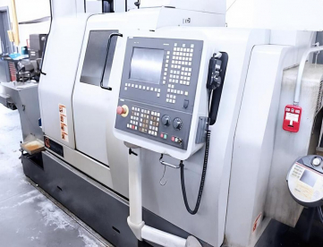 TORNO CNC AUTOMÁTICO DE CABEÇOTE MÓVEL - HANWHA - STL32H/J- COM ALIMENTADOR DE BARRAS - COM 12 EIXOS - ANO 2012