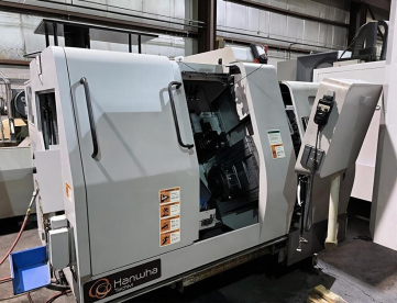 Foto: TORNO CNC AUTOMÁTICO DE CABEÇOTE MÓVEL - HANWHA - STL32H/J- COM ALIMENTADOR DE BARRAS - COM 12 EIXOS - ANO 2012