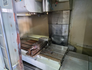 Foto: CENTRO DE USINAGEM VERTICAL - HYUNDAI - VX400 - 800 X 460 - COMANDO FANUC - ANO 2007