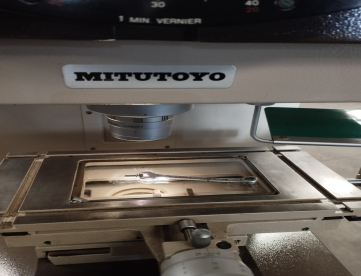 Foto: PROJETOR DE PERFIL - MITUTOYO - MODELO PJ300 COM ACESSÓRIOS