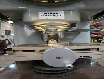 Foto: PROJETOR DE PERFIL - NIKON MODELO 6C ACOMPANHA 4  LENTES 10 E 20 E 50 E 100 VEZES