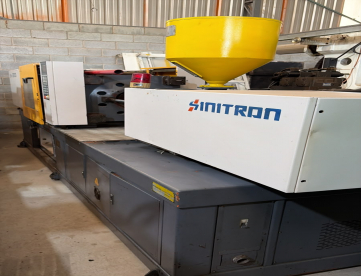 Foto: INJETORA DE PLÁSTICOS - SINITRON - SYA 1300 DT -130 TONELADAS - ANO 2004