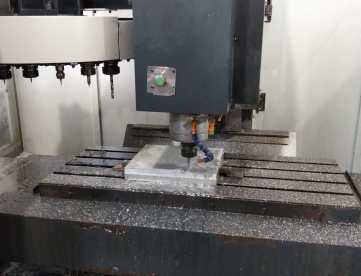 Foto: CENTRO DE USINAGEM VERTICAL - FEELER - FV 1000 -  ANO 2004 -  MÁQUINA TODA REVISADA 