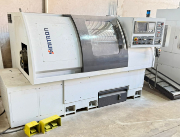 Foto: CENTRO DE TORNEAMENTO - SINITRON - LT52 - COMANDO FANUC - 520 X 215 MM - ANO 2007
