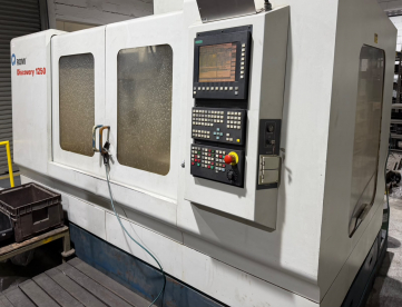 CENTRO DE USINAGEM VERTICAL - ROMI - DISCOVERY 1250 - ANO 2001 -1270 x 610 x 640 MM - COMANDO SIEMENS
