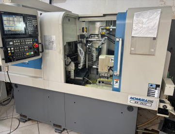 Foto: TORNO CNC AUTOMÁTICO DE CABEÇOTE MÓVEL - NOMURA - NN-20J3 - ANO 2024