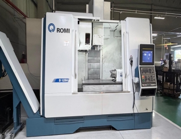 CENTRO DE USINAGEM VERTICAL - ROMI - D1250 - ANO 2020 - COM 4º EIXO E REFRIGERAÇÃO INTERNA - SOMENTE 3.400 HORAS