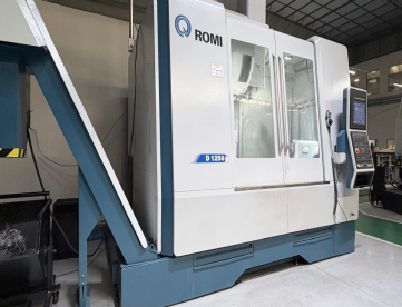 Foto: CENTRO DE USINAGEM VERTICAL - ROMI - D1250 - ANO 2020 - COM 4º EIXO E REFRIGERAÇÃO INTERNA - SOMENTE 3.400 HORAS