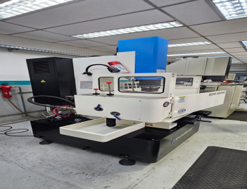 Foto: ELETROEROSÃO DE PENTRAÇÃO - EUROSTEC - EDM 350NC - 350 X250 X200 - ANO 2023