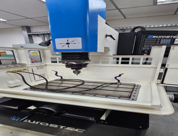 Foto: ELETROEROSÃO DE PENTRAÇÃO - EUROSTEC - EDM 350NC - 350 X250 X200 - ANO 2023