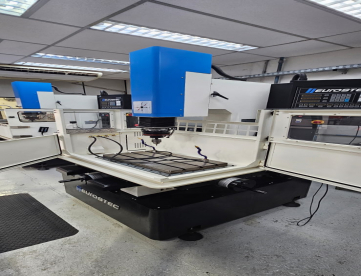 Foto: ELETROEROSÃO DE PENTRAÇÃO - EUROSTEC - EDM 350NC - 350 X250 X200 - ANO 2023