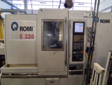 CENTRO DE TORNEAMENTO - ROMI - E320 - 320 x 600 MM - ANO 2004 - COMANDO FANUC