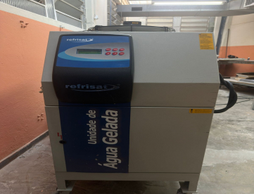 UNIDADE DE ÁGUA GELADA / CHILLER INDUSTRIAL – REFRISAT – SAT 05 AR – 5.000 KCAL/H – 220 V – ANO 2006