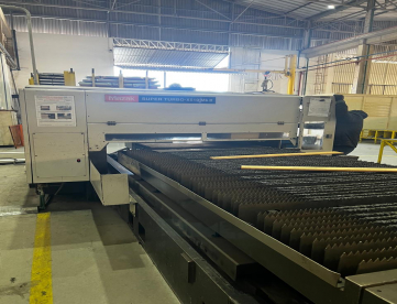 MÁQUINA DE CORTE A LASER CO2 - MAZAK - SUPER TURBO X510 MKII - 5 EIXOS - 1500 X 3000MM - 2500W - ANO 2005
