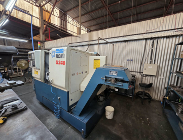 CENTRO DE TORNEAMENTO - ROMI - G240 - COMANDO FANUC - 400 X 240 - ANO 2005