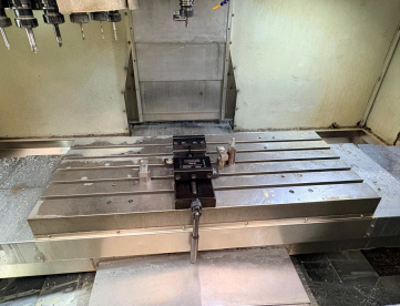 Foto: CENTRO DE USINAGEM VERTICAL - ROMI - DISCOVERY 1250 - ANO 2006 - COMANDO FANUC - 1.270 x 610 x 640 MM - COM REFRIGERAÇÃO INTERNA E TROCADOR DE PALLET