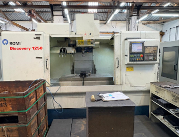 CENTRO DE USINAGEM VERTICAL - ROMI - DISCOVERY 1250 - ANO 2006 - COMANDO FANUC - 1.270 x 610 x 640 MM - COM REFRIGERAÇÃO INTERNA E TROCADOR DE PALLET