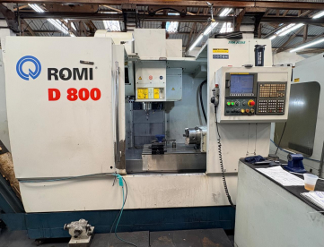 CENTRO DE USINAGEM VERTICAL - ROMI - D800 - ANO 2009 - COMANDO FANUC - 800 x 530 x 580 MM - COM 4º EIXO, REFRIGERAÇÃO INTERNA E TROCADOR PALLET