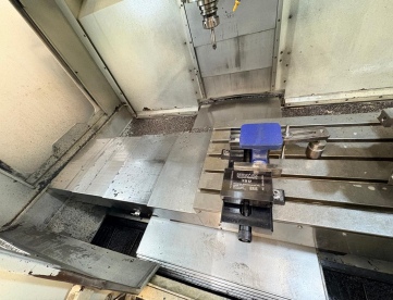 Foto: CENTRO DE USINAGEM VERTICAL - ROMI - D800 - ANO 2009 - COMANDO FANUC - 800 x 530 x 580 MM - COM 4º EIXO, REFRIGERAÇÃO INTERNA E TROCADOR PALLET