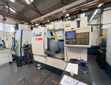 Foto: CENTRO DE USINAGEM VERTICAL - ROMI - D800 - ANO 2009 - COMANDO FANUC - 800 x 530 x 580 MM - COM 4º EIXO, REFRIGERAÇÃO INTERNA E TROCADOR PALLET