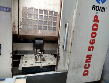 Foto: CENTRO DE USINAGEM VERTICAL - ROMI - DCM 560DP - COMANDO FANUC - DUPLO PALLET - ANO 2013