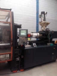 Foto: INJETORA DE PLASTICOS SANDRETTO METALMECANICA -300 TONELADAS